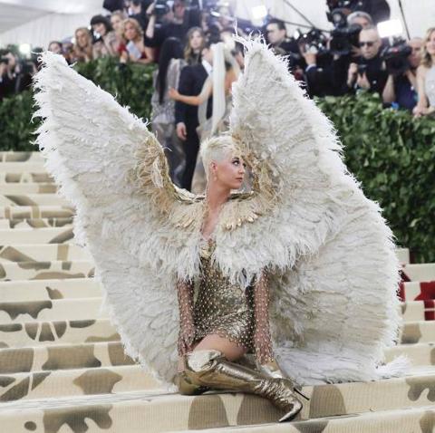 Glamour eclesial en una gala del MET que se atrevió con la religión