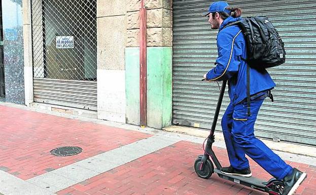 Este patinete eléctrico tiene 20 km de autonomía, cabe en la mochila y  puede revolucionar la movilidad urbana