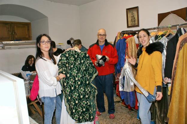 Miembros de la organizaciÃ³n, entre el vestuario que compone la Cabalgata de Reyes de NÃ¡jera. :: F. D./