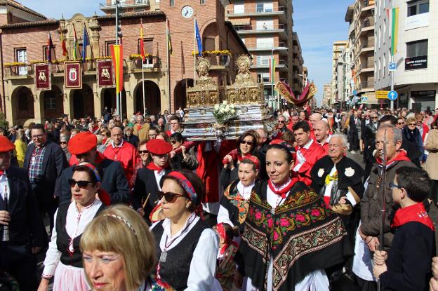 La procesión con los Santos Mártires Emeterio y Celedonio, ayer a su paso por la glorieta de Quintiliano, junto al Ayuntamiento de Calahorra./Sanda Sáinz