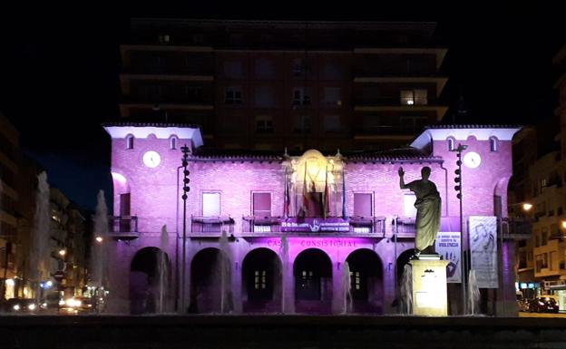 El Ayuntamiento de Calahorra tiñe de morado su fachada - La Rioja