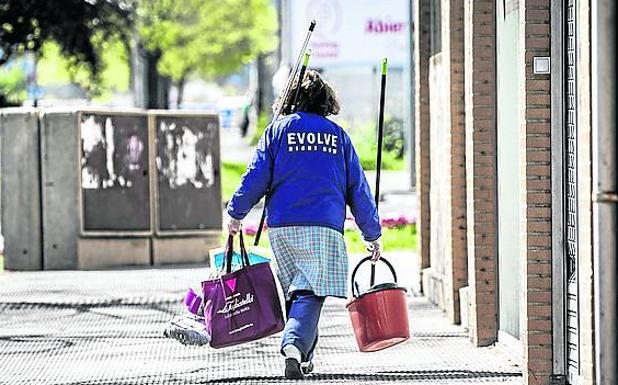 Una limpiadora en horario de trabajo en Logroño .
