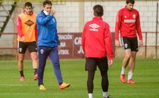Sergio Rodríguez da instrucciones a sus jugadores durante el entrenamiento de ayer en el Mundial'82./FERNANDO DÍAZ