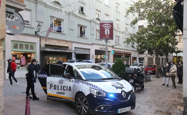 alto científico bolso Dos detenidos por amenazar a varias personas en la calle San Juan y romper  el cristal de un escaparate | La Rioja