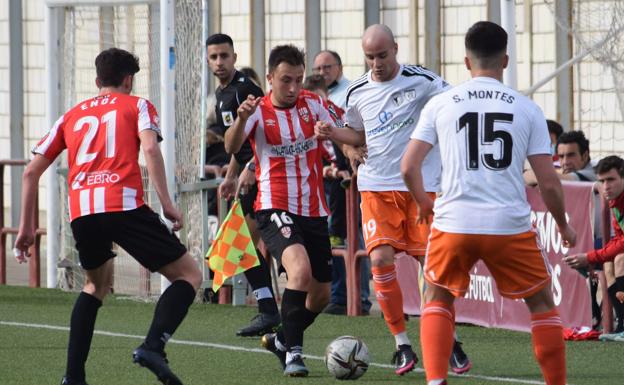 Miguel pugna por el esférico con un rival. /Miguel Herreros