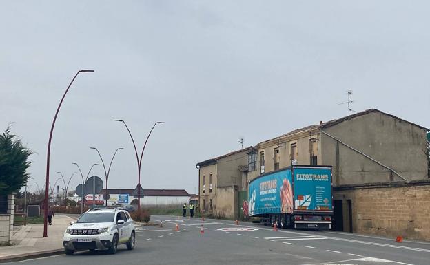 Un camión pierde el semirremolque que choca contra un edificio en Haro 5 camion haro4 k5JF