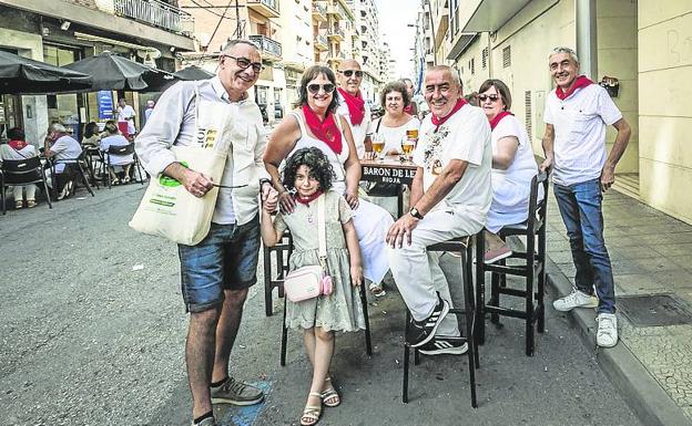 Un grupo de amigos, en una terraza de la calle Paletillas. 