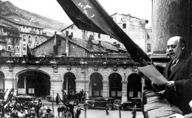El socialista Indalecio Prieto proclama la República desde el balcón del Ayuntamiento de Eibar. 